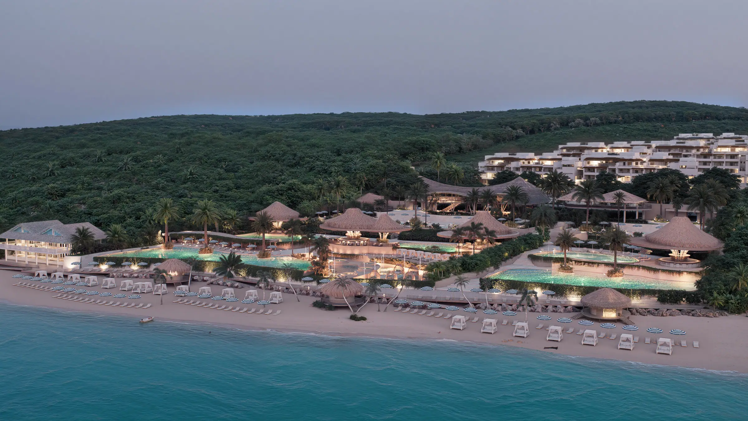 Club de playa Ferrat frente al mar