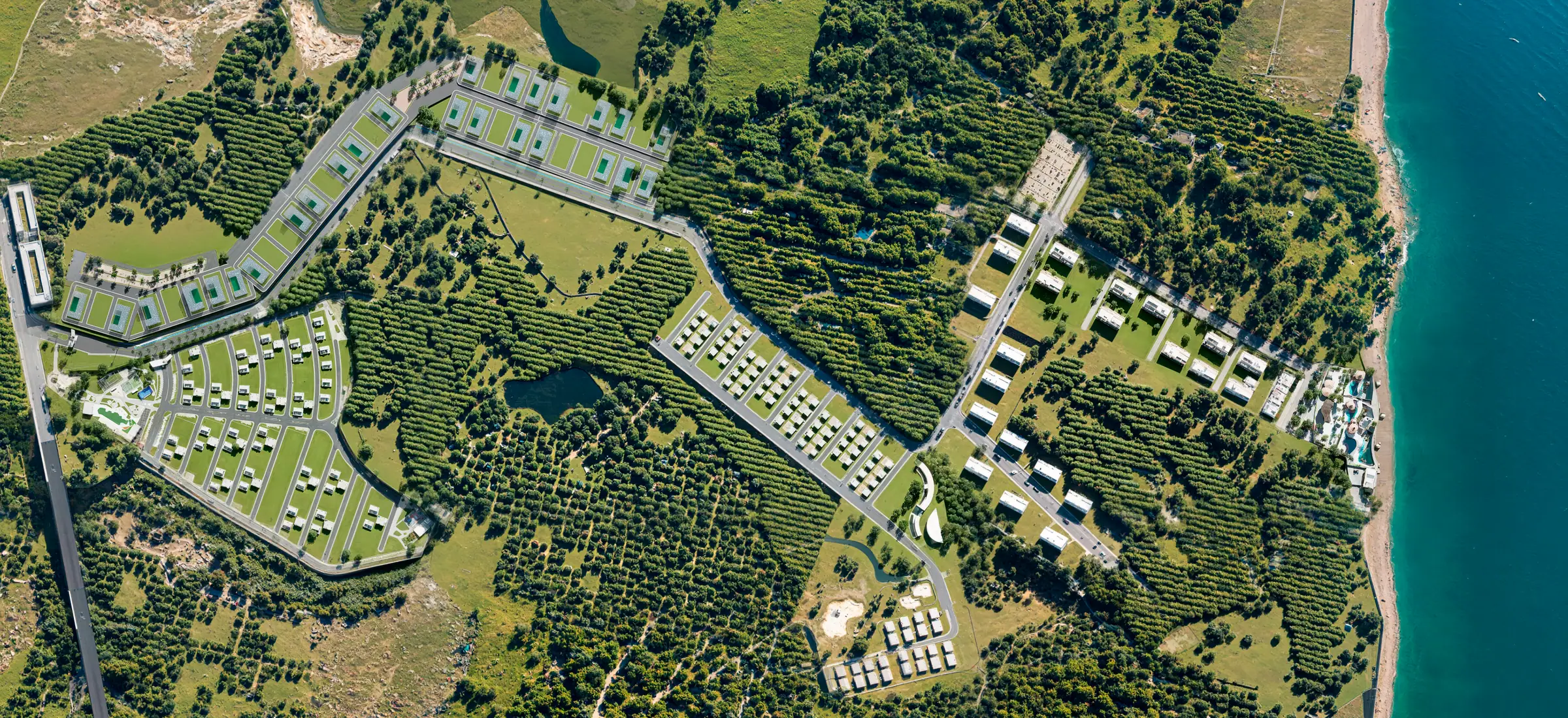 Vista aérea del master plan del condominio de lotes Ferrat entre la vegetación, con el mar al fondo